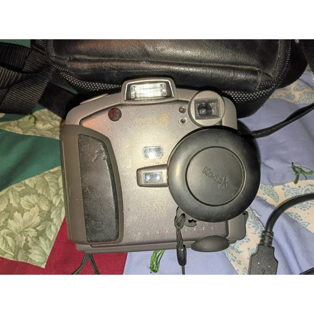 Kodak DC DC260 Digital Camera With Cord And Carry Bag Untested